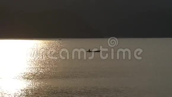 日落背景下的船视频的预览图