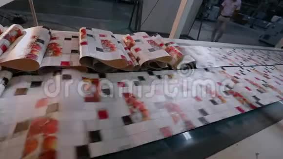 输送机在工厂生产壁纸现代工厂壁纸制造工艺视频的预览图