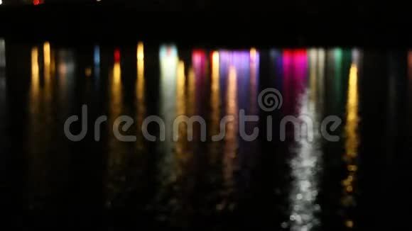 城市灯光对水的反射视频的预览图