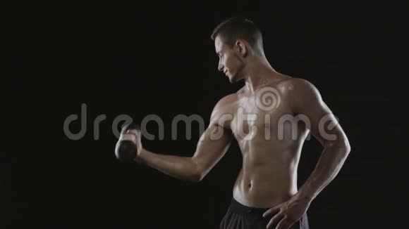 带哑铃的肌肉躯干训练者视频的预览图