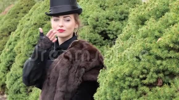 秋天穿黑色连衣裙和帽子的女孩视频的预览图