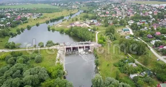 从村庄的微型水电站顶部可以看到视频的预览图