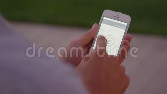 使用移动智能手机的男子特写镜头视频的预览图