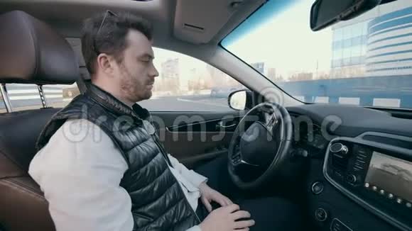 自动驾驶的现代汽车停车场视频的预览图