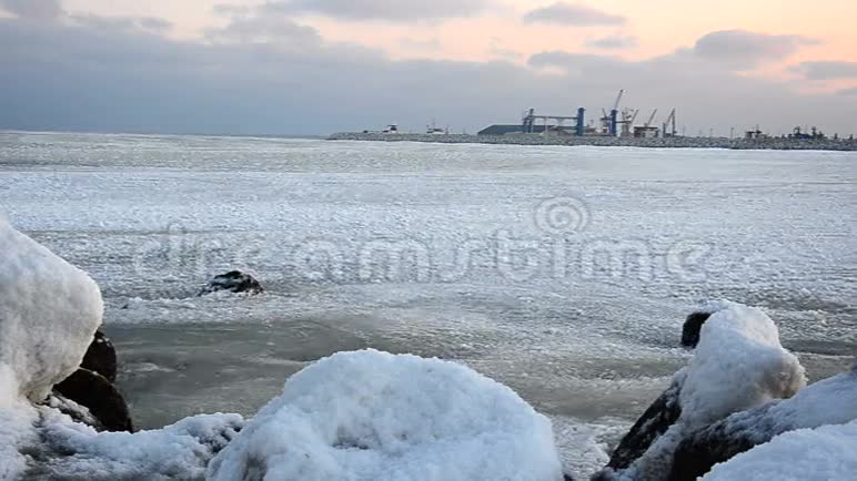 冰冻黑海康斯坦塔罗马尼亚视频的预览图