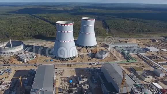 正在建设的一座核电站的空中勘测发电厂的安装和建造核能视频的预览图