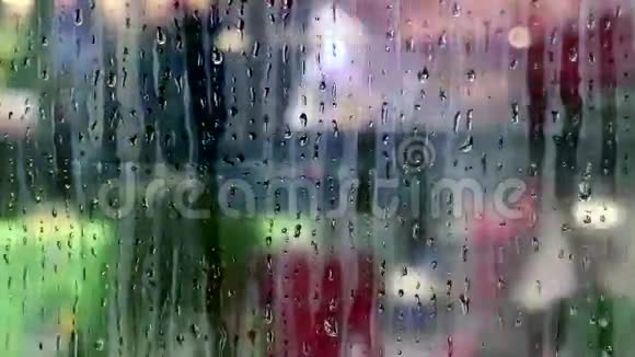 商店橱窗玻璃上的水滴滑落视频的预览图