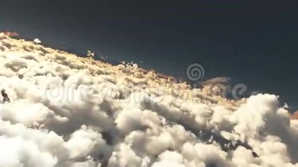 在云层之上飞行视频的预览图