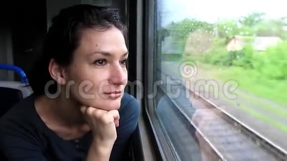 女人在活动时坐火车靠近窗户视频的预览图