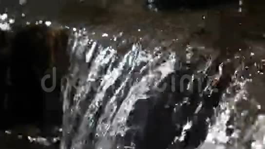 有人用手在泉源的水中洗手把水清净视频的预览图