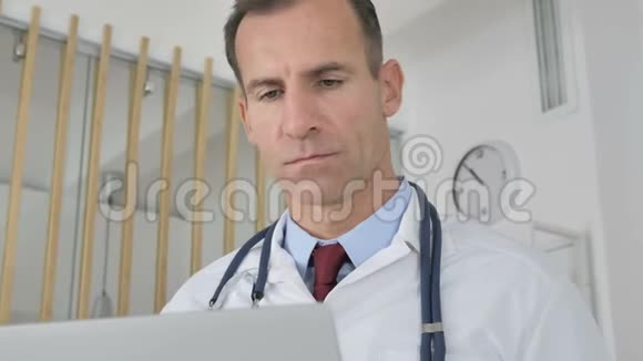 在笔记本电脑上工作的医生视频的预览图