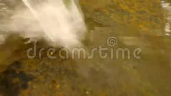 从排水塑料管中溅出的水正流到巨石和气泡上视频的预览图