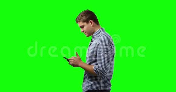 年轻人用智能手机视频的预览图