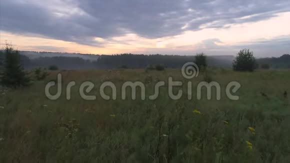 薄雾般的早晨空中景色视频的预览图