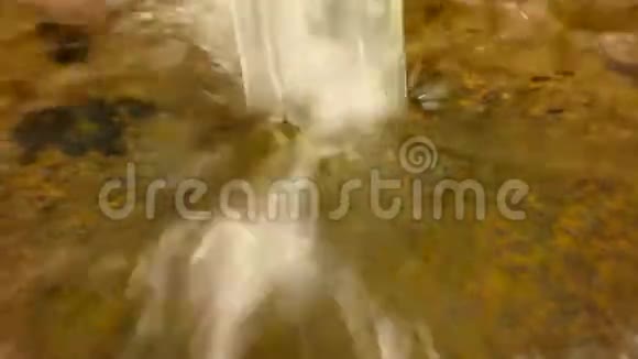 从排水塑料管中溅出的水正流到巨石和气泡上视频的预览图