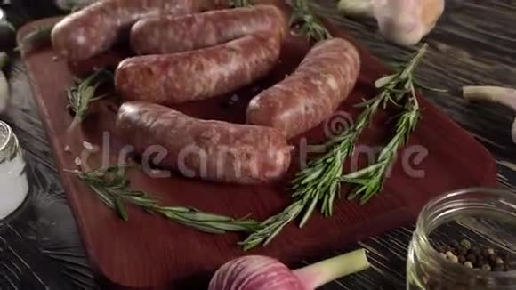 生香肠大蒜迷迭香和旧肉研磨机部件视频的预览图