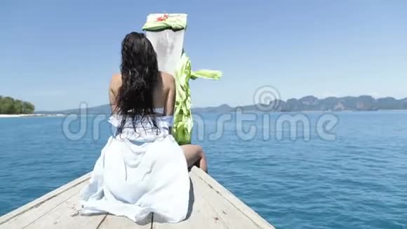 坐在泰国船鼻上的美女年轻女孩的后景视频的预览图