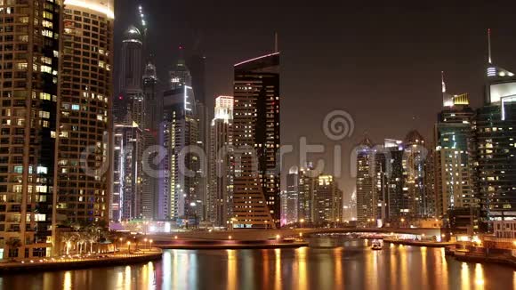 美丽之夜迪拜码头阿拉伯联合酋长国视频的预览图
