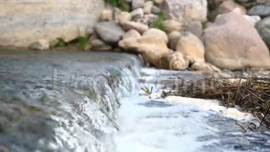 有人用手在泉源的水中洗手把水清净视频的预览图