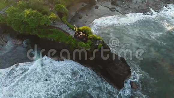 普拉塔纳洛特寺在一个岩石岛视频的预览图