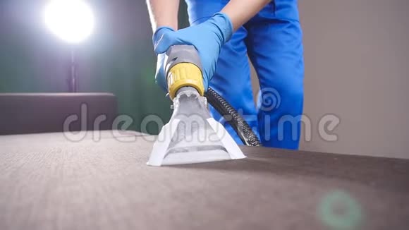 专业干洗沙发一个办公室或家里的清洁概念视频的预览图