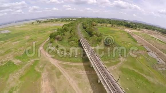 泰国在一片山林和水资源的旁边为火车过桥提供空中观景铁路视频的预览图