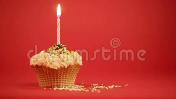 纸杯蛋糕和燃烧的节日蜡烛视频的预览图