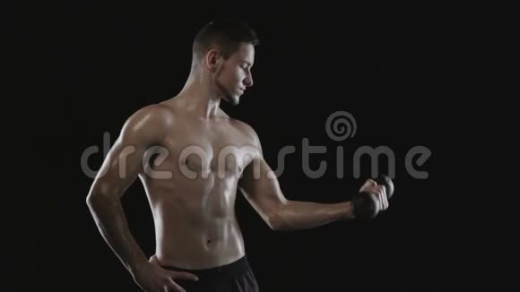 带哑铃的肌肉躯干训练者视频的预览图