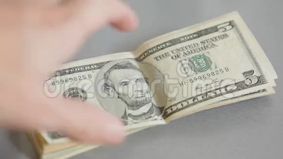 现金计数一堆美元钞票视频的预览图