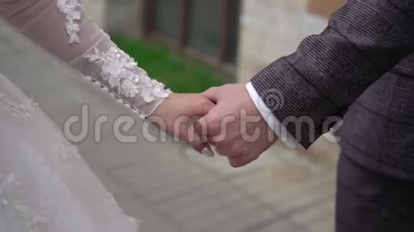 城里的婚礼情侣新郎新娘牵手视频的预览图