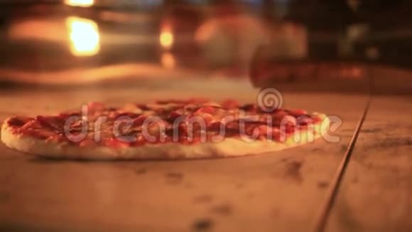 在热烘箱里煮奶酪披萨快关门高清高清视频的预览图