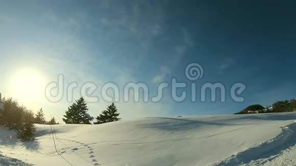 在阳光明媚的日子里美丽的冬季景观带着雪视频的预览图