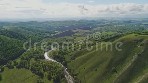 一座美丽的青山和山脚下的山河全景美丽的野生动物视频的预览图