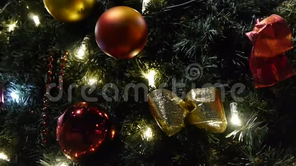 装饰和点燃的圣诞树视频的预览图