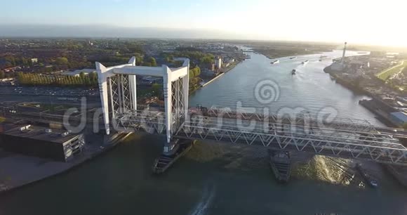 荷兰Dordrecht桥的鸟瞰图日落视频的预览图