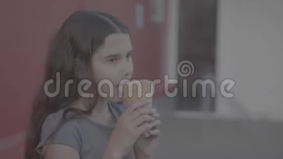 漂亮的女孩子吃慢动作视频护理瓶舔大冰淇淋在华夫饼锥与覆盆子快乐视频的预览图