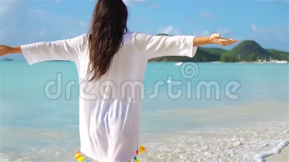在热带海滨玩得很开心的年轻美女快乐的女孩在白沙热带海滩散步流动人口视频的预览图