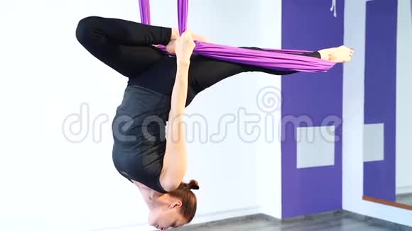 年轻女人在做伸展运动健身伸展平衡锻炼和健康的生活方式女人用吊床视频的预览图
