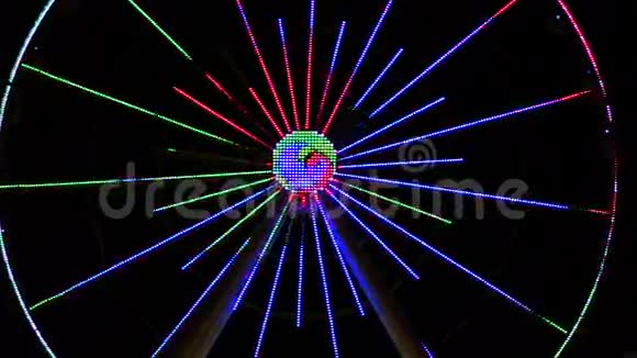 摩天轮用闪烁的灯光运行视频的预览图