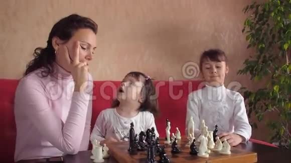 一家人在下棋视频的预览图