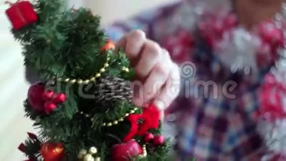 男人穿着漂亮的小圣诞树视频的预览图