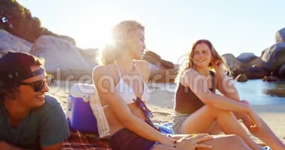一群在海滩上放松的朋友视频的预览图