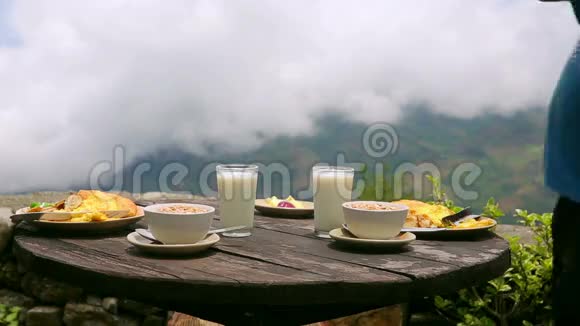 尼泊尔喜马拉雅山有机美味早餐视频的预览图