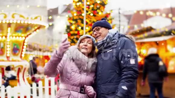 年长夫妇在圣诞市场自拍视频的预览图