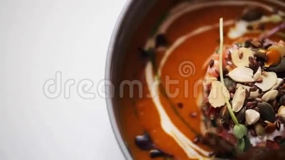 把蔬菜南瓜姜汤放到碗里视频的预览图