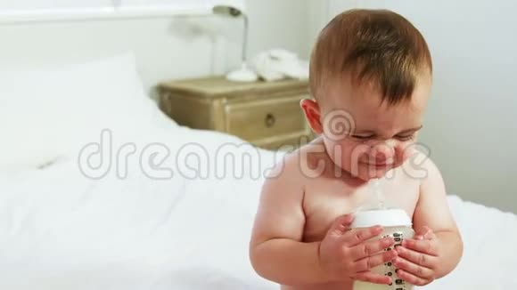 一个婴儿正在喝他的奶瓶视频的预览图