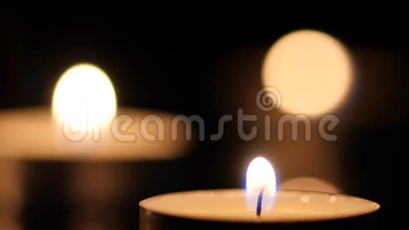 黑色背景上有三盏蜡烛灯视频的预览图