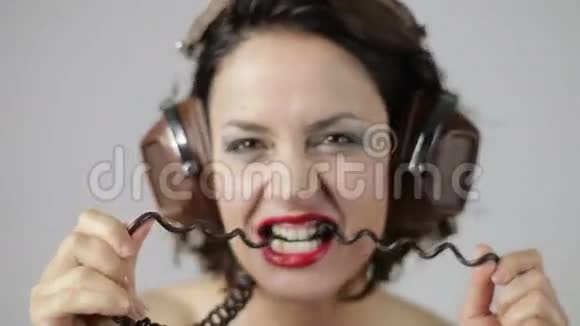 很酷的耳机女人视频的预览图