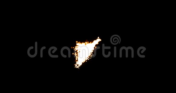 在黑色背景下带有湍流运动的火色粒子在摄像机前移动带有浅尾部视频的预览图