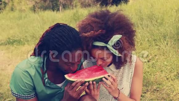 年轻夫妇吃西瓜视频的预览图